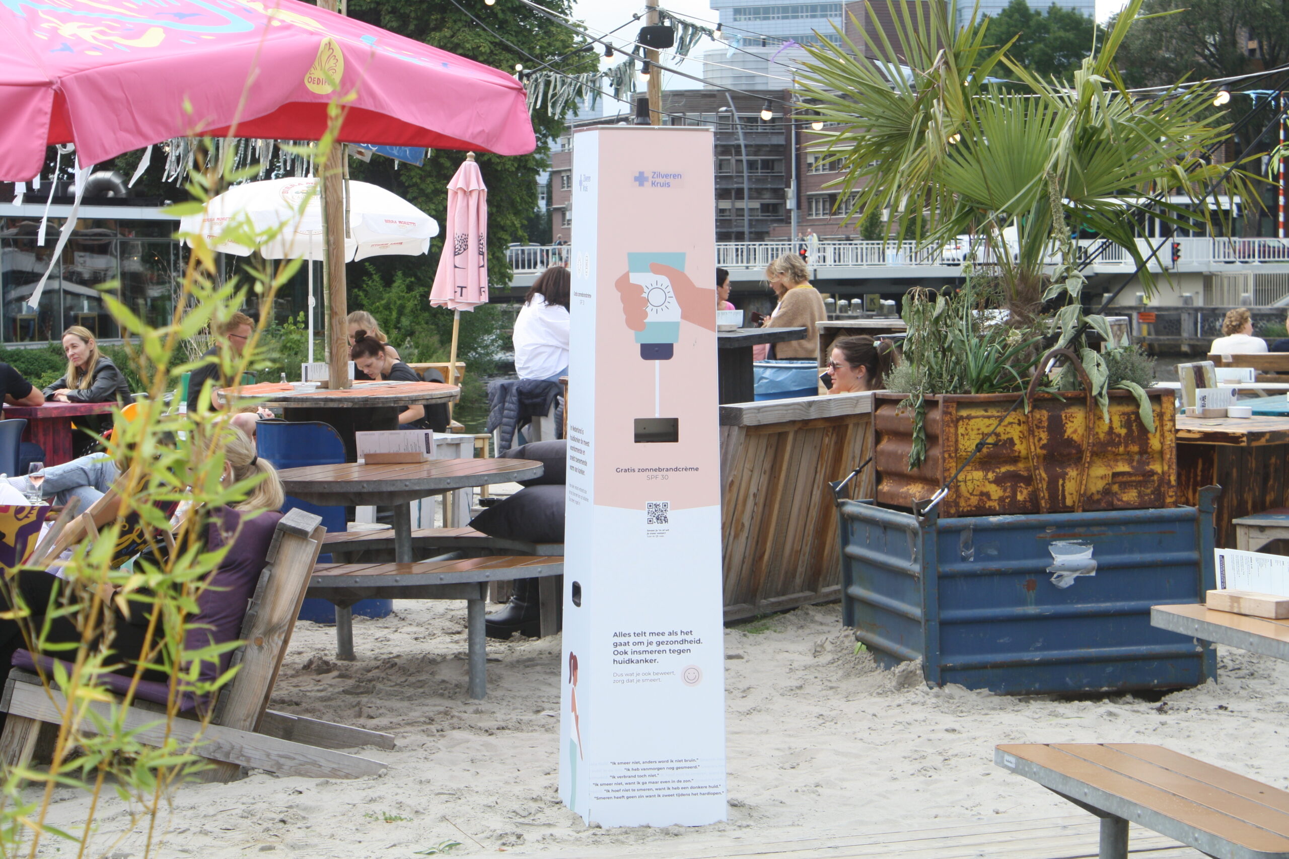 Partnership with Zilveren Kruis: Our sunscreen poles for protection against skin cancer
